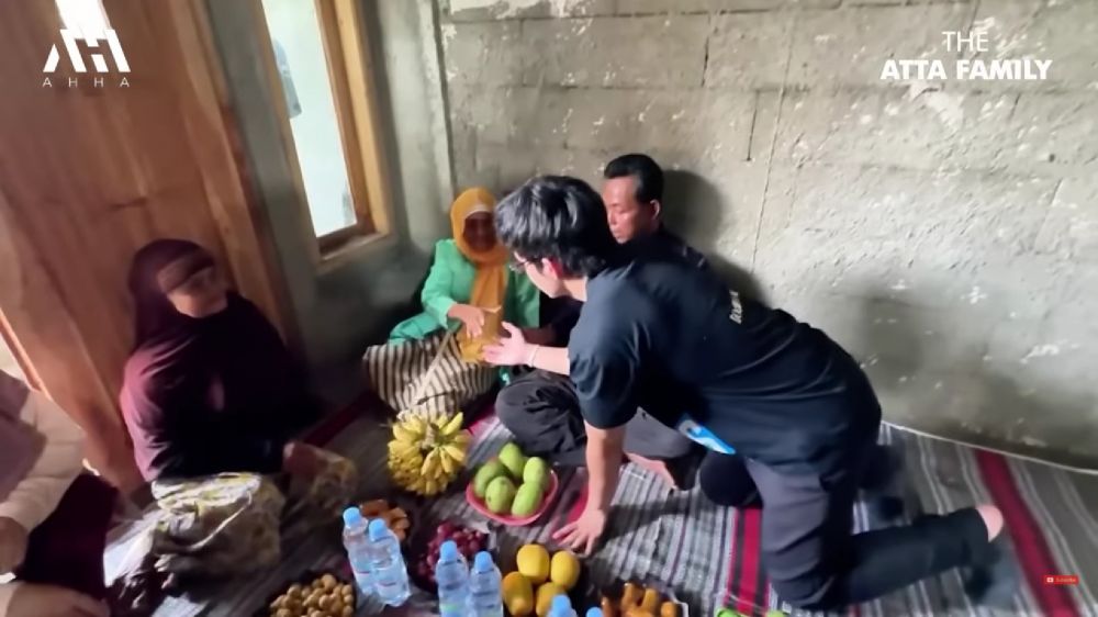 7 Potret rumah suster Azura anak Atta Halilintar di desa, lantai tanpa keramik berdinding batako
