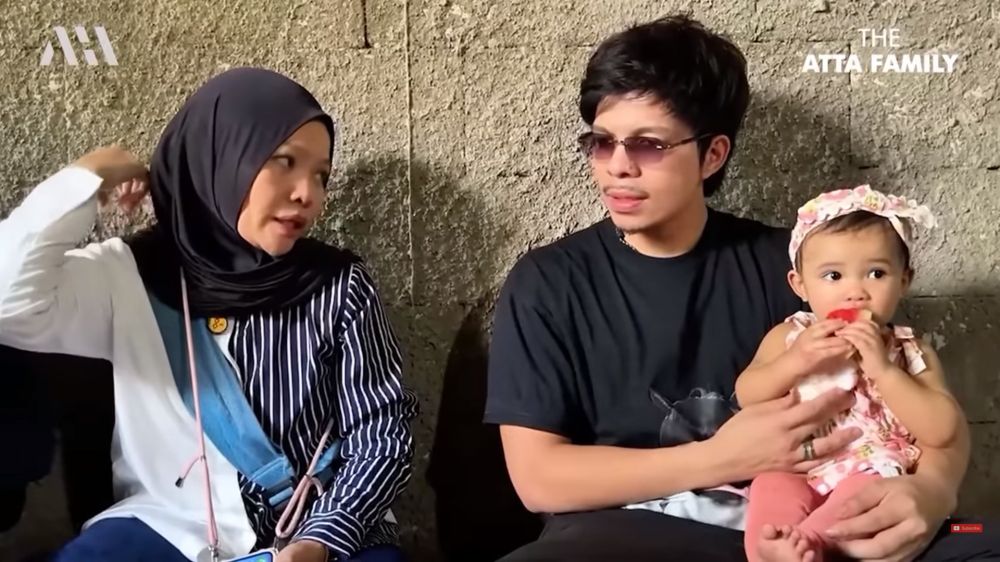 7 Potret rumah suster Azura anak Atta Halilintar di desa, lantai tanpa keramik berdinding batako