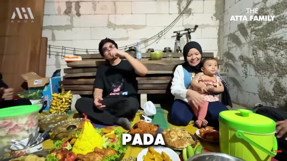 7 Potret rumah suster Azura anak Atta Halilintar di desa, lantai tanpa keramik berdinding batako