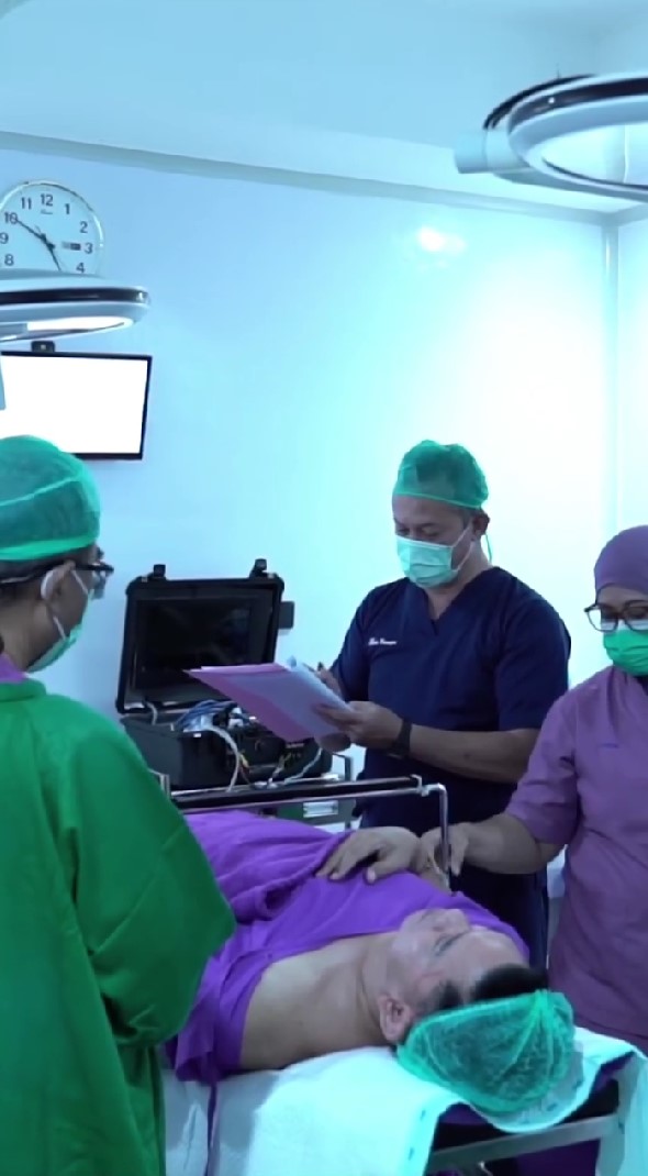 9 Momen Ronny Sianturi jalani oplas agar tampak awet muda, jadi kado diri sendiri di usia 60 tahun