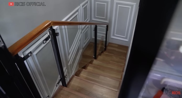 Rumahnya mewah di tengah perkampungan, intip 11 potret balkon Mpok Alpa yang disulap jadi dapur mini