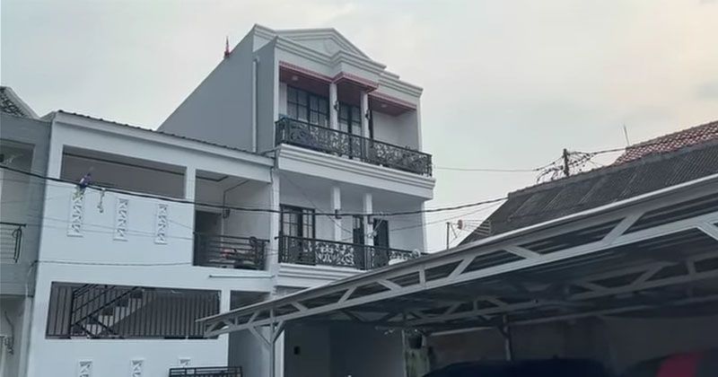 Rumahnya mewah di tengah perkampungan, intip 11 potret balkon Mpok Alpa yang disulap jadi dapur mini