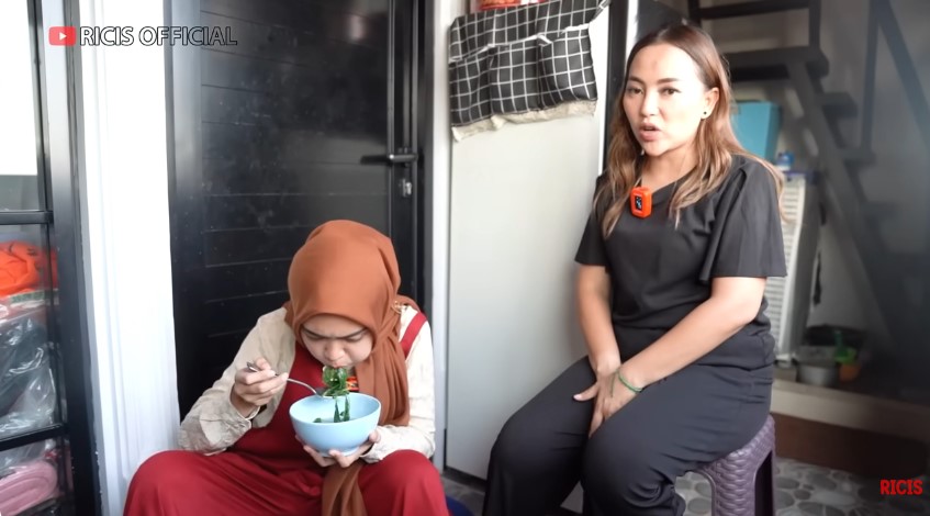 Rumahnya mewah di tengah perkampungan, intip 11 potret balkon Mpok Alpa yang disulap jadi dapur mini