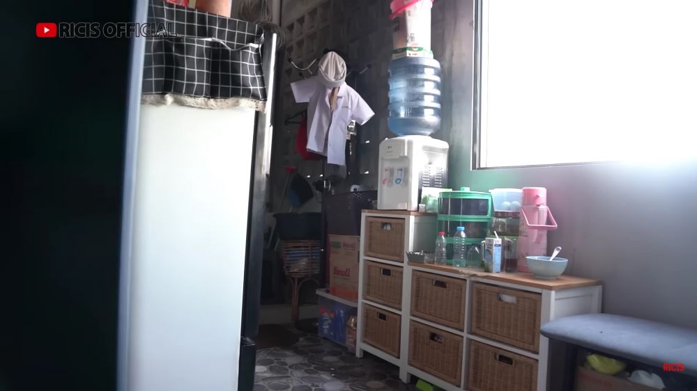 Rumahnya mewah di tengah perkampungan, intip 11 potret balkon Mpok Alpa yang disulap jadi dapur mini