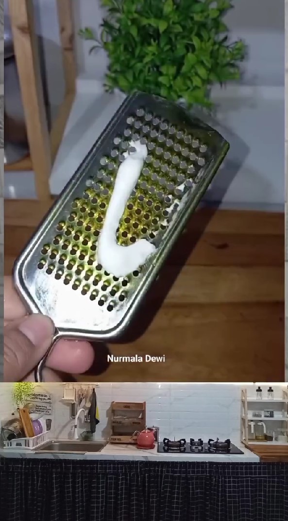 Trik hilangkan noda kunyit di parutan keju pakai 1 peralatan mandi, auto bersih cuma dalam 5 menit