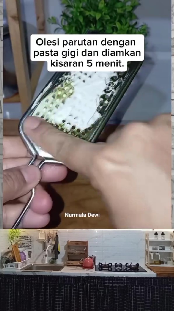 Trik hilangkan noda kunyit di parutan keju pakai 1 peralatan mandi, auto bersih cuma dalam 5 menit