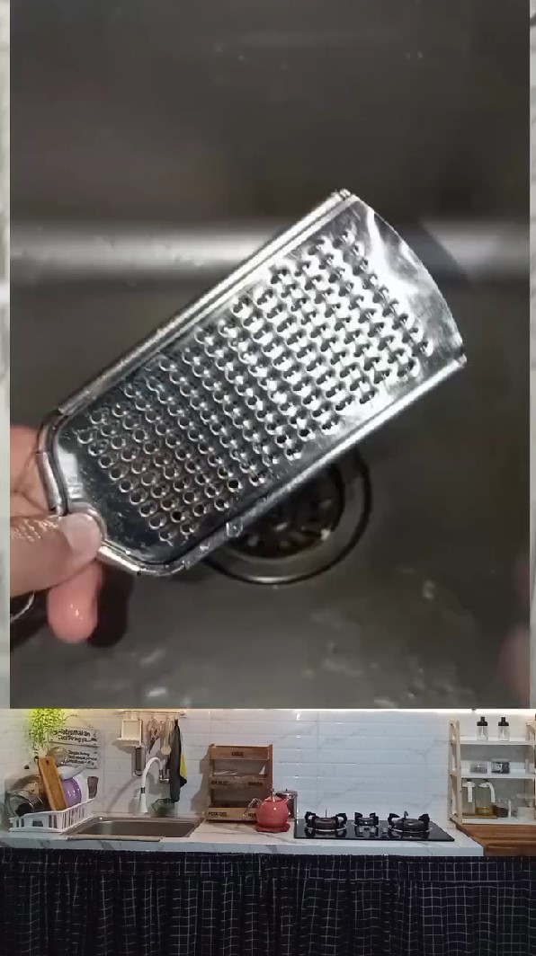 Trik hilangkan noda kunyit di parutan keju pakai 1 peralatan mandi, auto bersih cuma dalam 5 menit