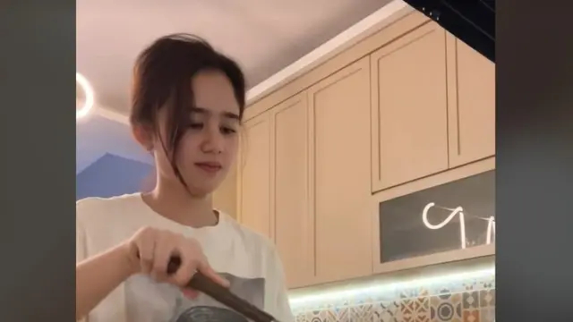 Tissa Biani masak rawon untuk Dul Jaelani, interior dapurnya bikin netizen salah fokus