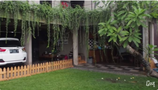 Artis tapi tak gengsi punya rumah mepet sawah, 9 potret dapur kayu Cella Kotak langsung hadap taman