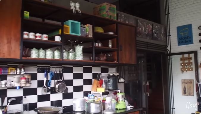 Artis tapi tak gengsi punya rumah mepet sawah, 9 potret dapur kayu Cella Kotak langsung hadap taman