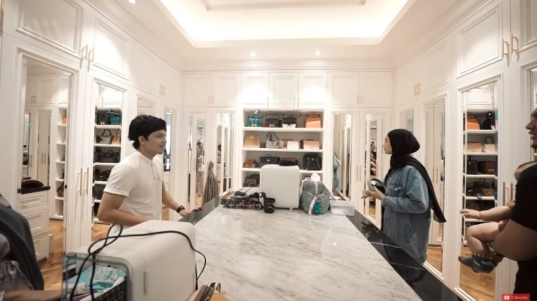  Pilih ngemper tak pakai dipan, 9 potret kamar tidur Zaskia Sungkar ini walk in closetnya bak toko tas