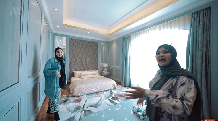  Pilih ngemper tak pakai dipan, 9 potret kamar tidur Zaskia Sungkar ini walk in closetnya bak toko tas