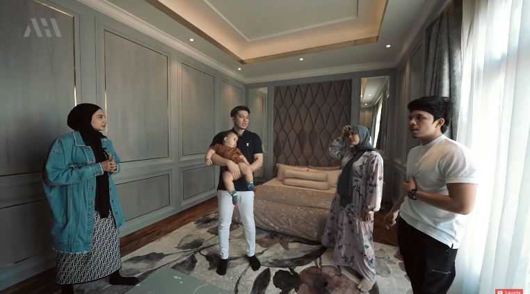  Pilih ngemper tak pakai dipan, 9 potret kamar tidur Zaskia Sungkar ini walk in closetnya bak toko tas