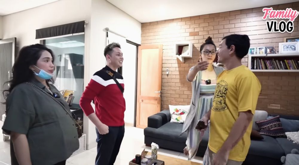 Ternyata mirip set lokasi syuting serial Malam Minggu Miko, ini 11 potret ruang tamu Hesti Purwadinata