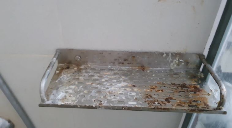 Cara hilangkan karat di rak sabun kamar mandi tanpa digosok sitrun, kinclong modal 2 bahan dapur