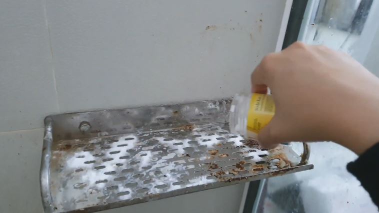 Cara hilangkan karat di rak sabun kamar mandi tanpa digosok sitrun, kinclong modal 2 bahan dapur