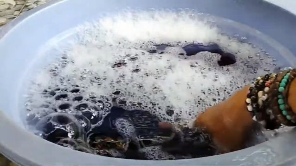 Trik mencuci sajadah dekil jadi bersih dan wangi pakai tambahan 1 bahan dapur, tak direndam air panas