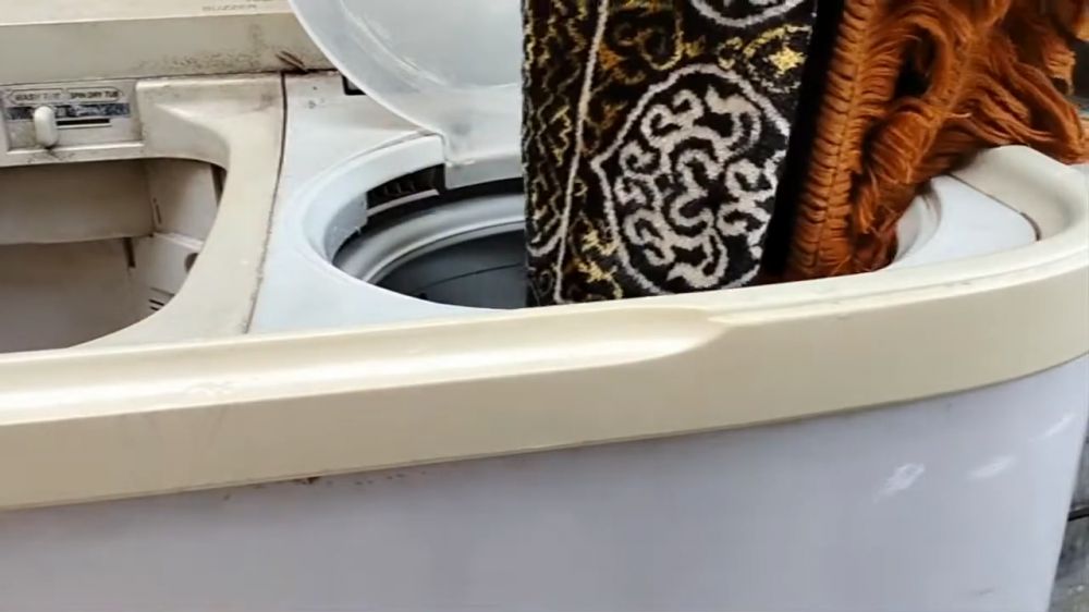 Trik mencuci sajadah dekil jadi bersih dan wangi pakai tambahan 1 bahan dapur, tak direndam air panas