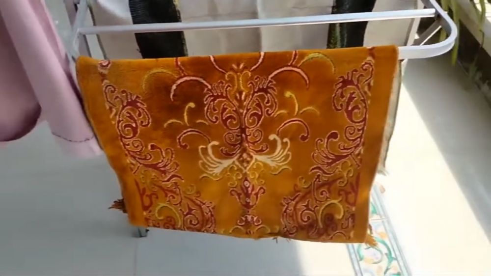 Trik mencuci sajadah dekil jadi bersih dan wangi pakai tambahan 1 bahan dapur, tak direndam air panas