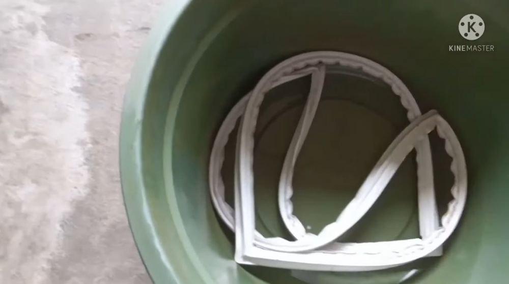 Trik jitu memperbaiki karena pintu kulkas kaku dan tak rapat ini ampuh cuma pakai 1 bahan sederhana