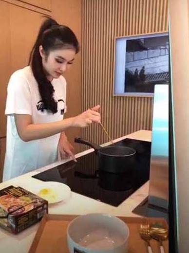 Ada private bar di rumah kisaran Rp271 M, 11 potret dapur Sandra Dewi ini mewah tapi tak dipakai masak