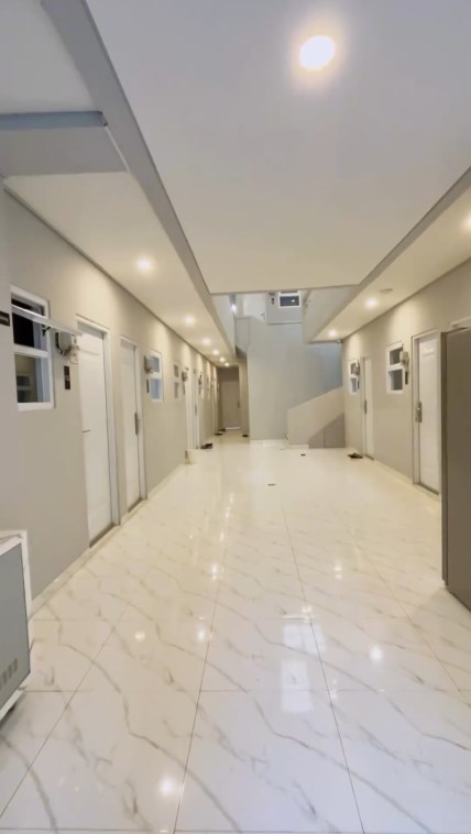 Renovasi bangunan tua untuk bisnis, intip 11 potret kos-kosan minimalis Tya Ariestya di Karawang