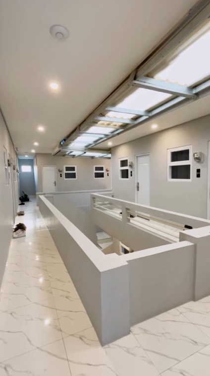 Renovasi bangunan tua untuk bisnis, intip 11 potret kos-kosan minimalis Tya Ariestya di Karawang