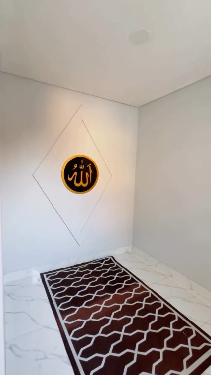 Renovasi bangunan tua untuk bisnis, intip 11 potret kos-kosan minimalis Tya Ariestya di Karawang