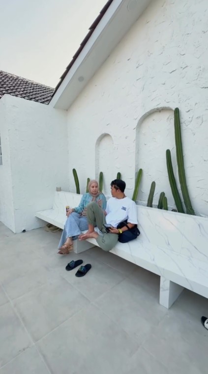 Renovasi bangunan tua untuk bisnis, intip 11 potret kos-kosan minimalis Tya Ariestya di Karawang