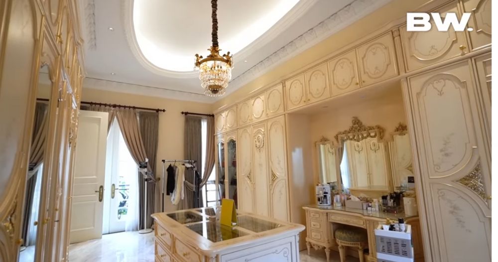 Bak kamar presidential suite hotel bintang 5, 11 potret kamar tidur Helena Lim ini fasilitasnya mewah