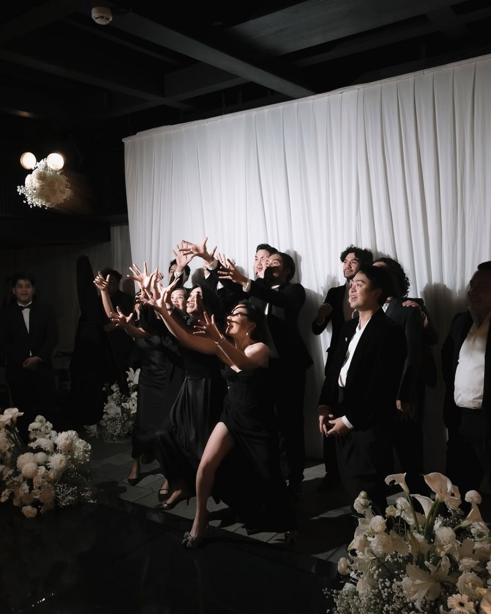 Momen Prilly Latuconsina rebut buket bunga pernikahan Angga Yunanda, isyarat segera ke pelaminan?