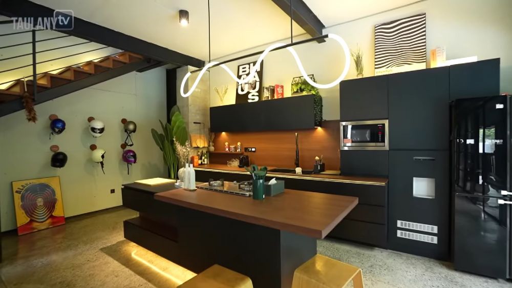 Punya fasilitas ala chef, 9 potret dapur minimalis Nabila Putri ini menyatu dengan ruang televisi