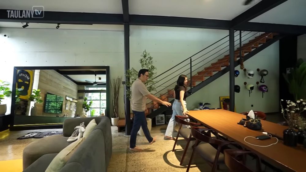 Punya fasilitas ala chef, 9 potret dapur minimalis Nabila Putri ini menyatu dengan ruang televisi