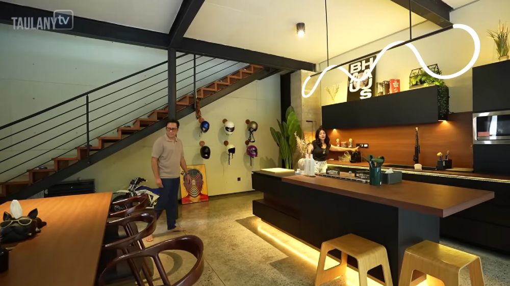 Punya fasilitas ala chef, 9 potret dapur minimalis Nabila Putri ini menyatu dengan ruang televisi