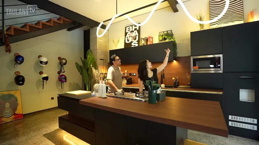 Punya fasilitas ala chef, 9 potret dapur minimalis Nabila Putri ini menyatu dengan ruang televisi