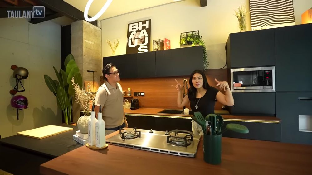 Punya fasilitas ala chef, 9 potret dapur minimalis Nabila Putri ini menyatu dengan ruang televisi