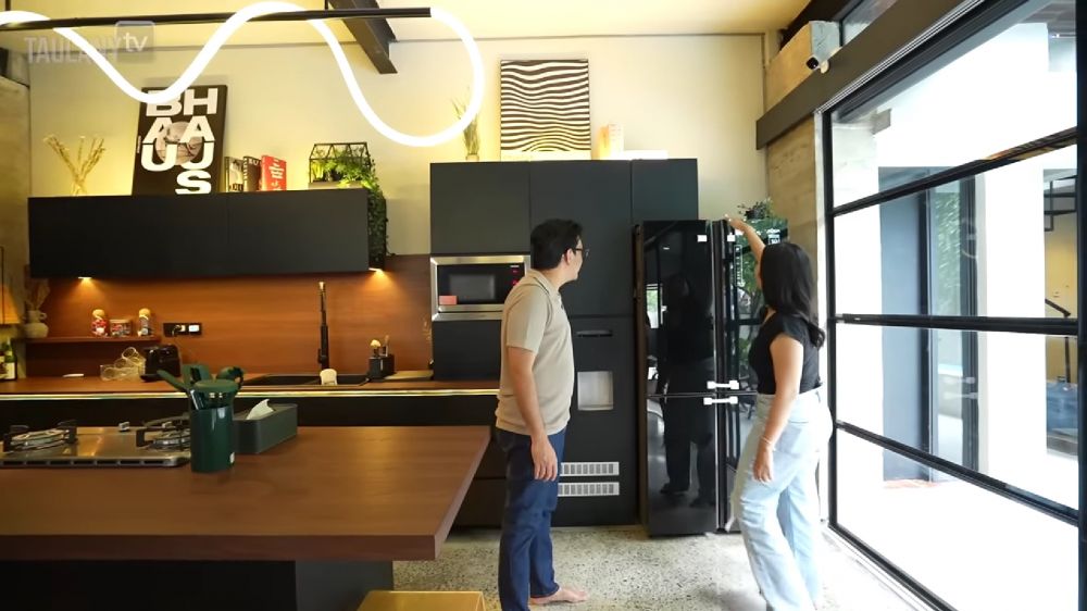 Punya fasilitas ala chef, 9 potret dapur minimalis Nabila Putri ini menyatu dengan ruang televisi
