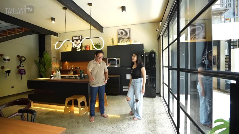 Punya fasilitas ala chef, 9 potret dapur minimalis Nabila Putri ini menyatu dengan ruang televisi