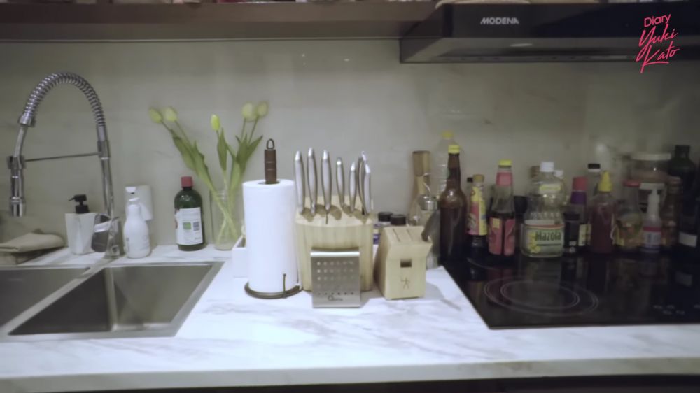 Nyatu dengan ruang santai, ini 9 potret dapur Vidi Aldiano yang dilengkapi kitchen island multifungsi