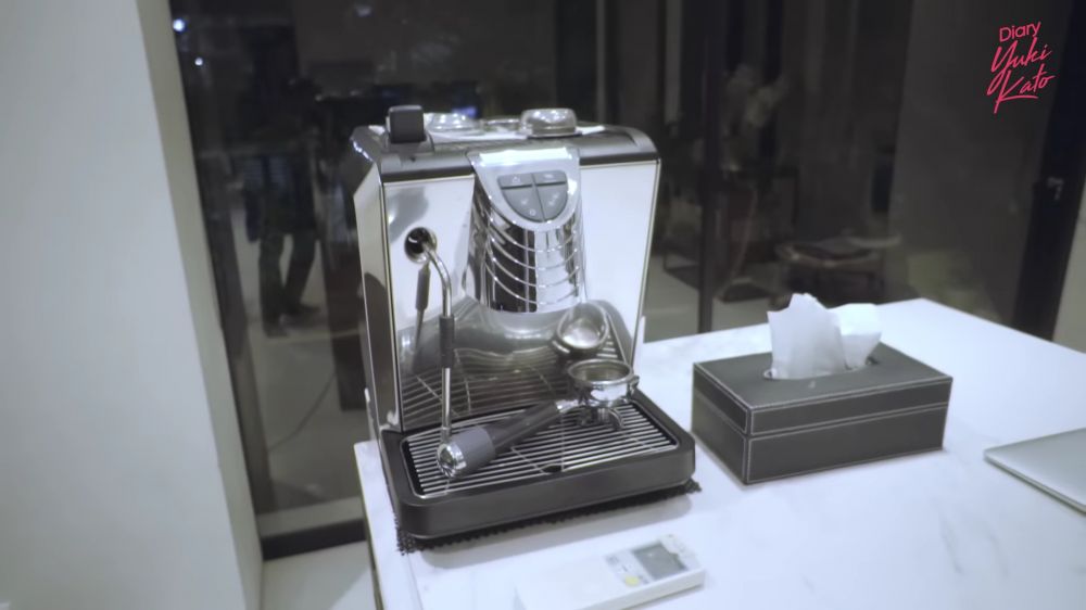 Nyatu dengan ruang santai, ini 9 potret dapur Vidi Aldiano yang dilengkapi kitchen island multifungsi