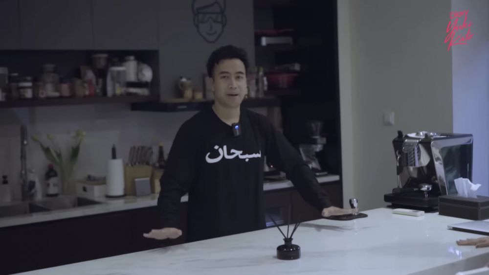 Nyatu dengan ruang santai, ini 9 potret dapur Vidi Aldiano yang dilengkapi kitchen island multifungsi