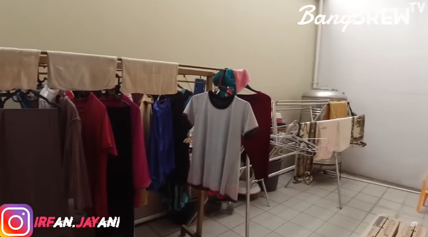 Dewi Perssik punya rumah megah ditaksir Rp 30 M, 9 potret dapur khusus ART-nya segaris tempat jemuran