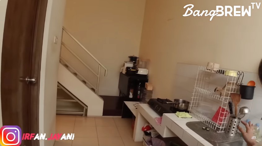 Dewi Perssik punya rumah megah ditaksir Rp 30 M, 9 potret dapur khusus ART-nya segaris tempat jemuran