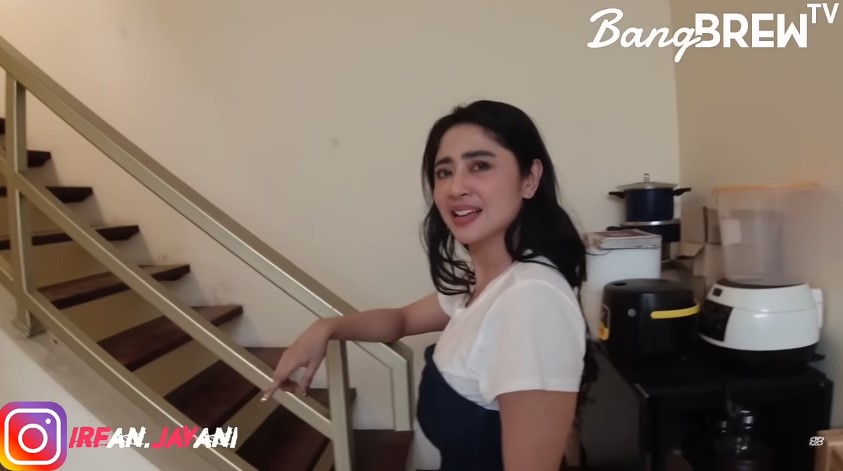 Dewi Perssik punya rumah megah ditaksir Rp 30 M, 9 potret dapur khusus ART-nya segaris tempat jemuran