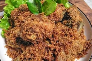 Ayam goreng serundeng malah keras dan kering? 5 Cara ini bikin dagingnya empuk dan bumbu meresap