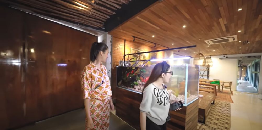 9 Potret dapur kantor Baim Wong ini berdinding bata, dibangun di atas tanah seluas 1 hektar