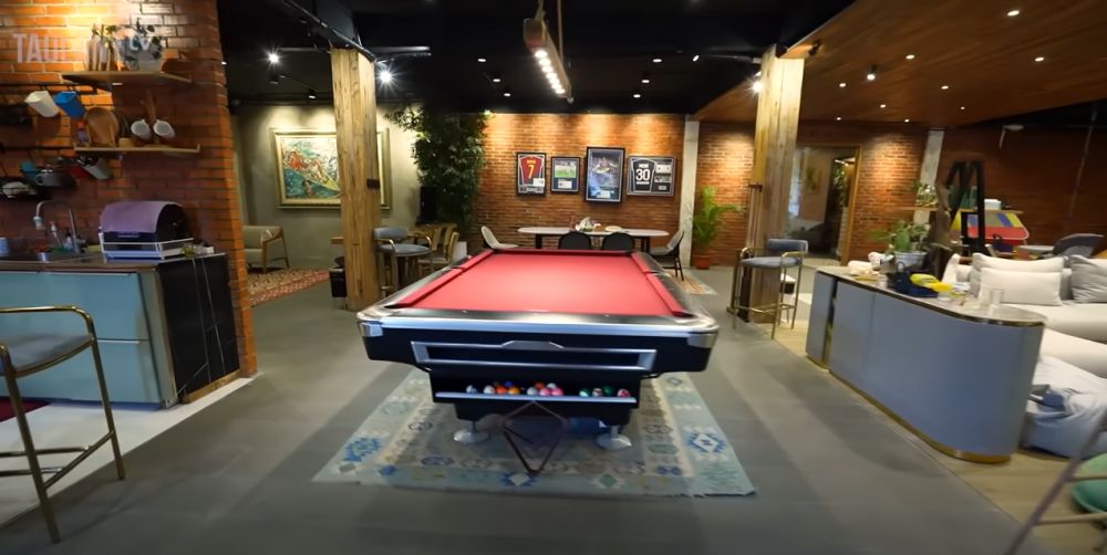 9 Potret dapur kantor Baim Wong ini berdinding bata, dibangun di atas tanah seluas 1 hektar