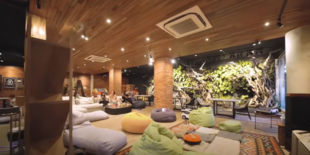 9 Potret dapur kantor Baim Wong ini berdinding bata, dibangun di atas tanah seluas 1 hektar