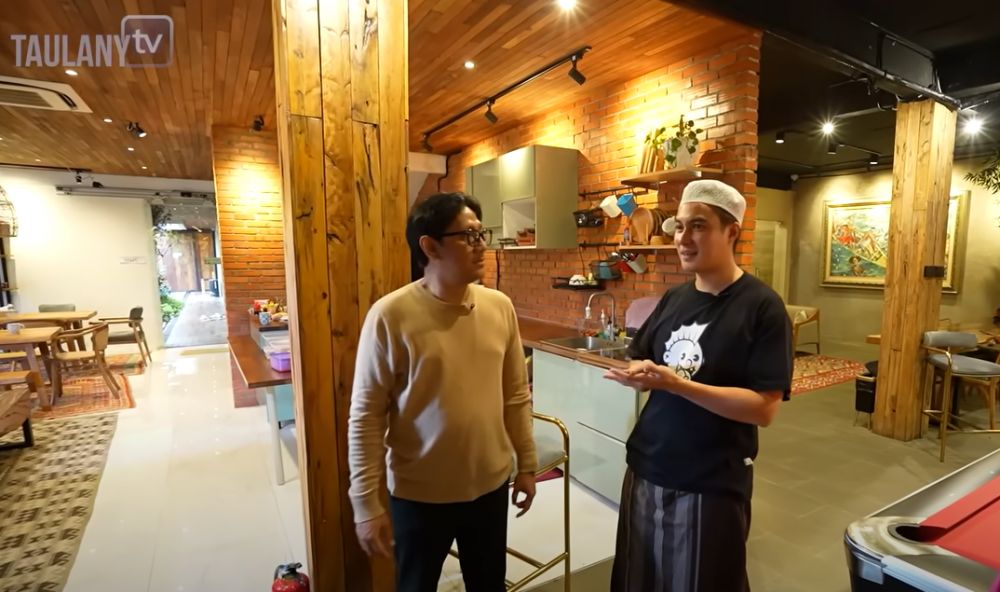 9 Potret dapur kantor Baim Wong ini berdinding bata, dibangun di atas tanah seluas 1 hektar