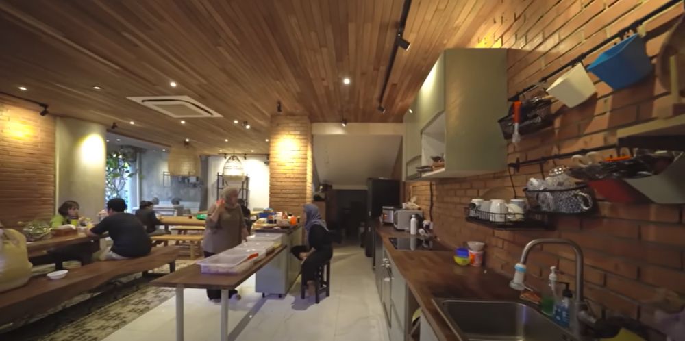 9 Potret dapur kantor Baim Wong ini berdinding bata, dibangun di atas tanah seluas 1 hektar
